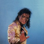 Маска на лице Майкла Джексона и лейкопластырь на кончиках пальцев